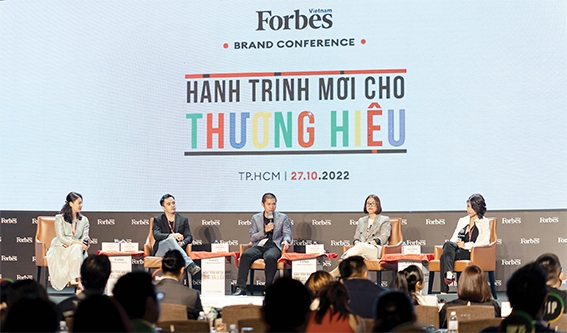 Anh Nguyễn Tiến Huy (giữa) tham gia chia sẻ tại hội nghị Thương hiệu do tạp chí Forbes Việt Nam tổ chức năm 2022.